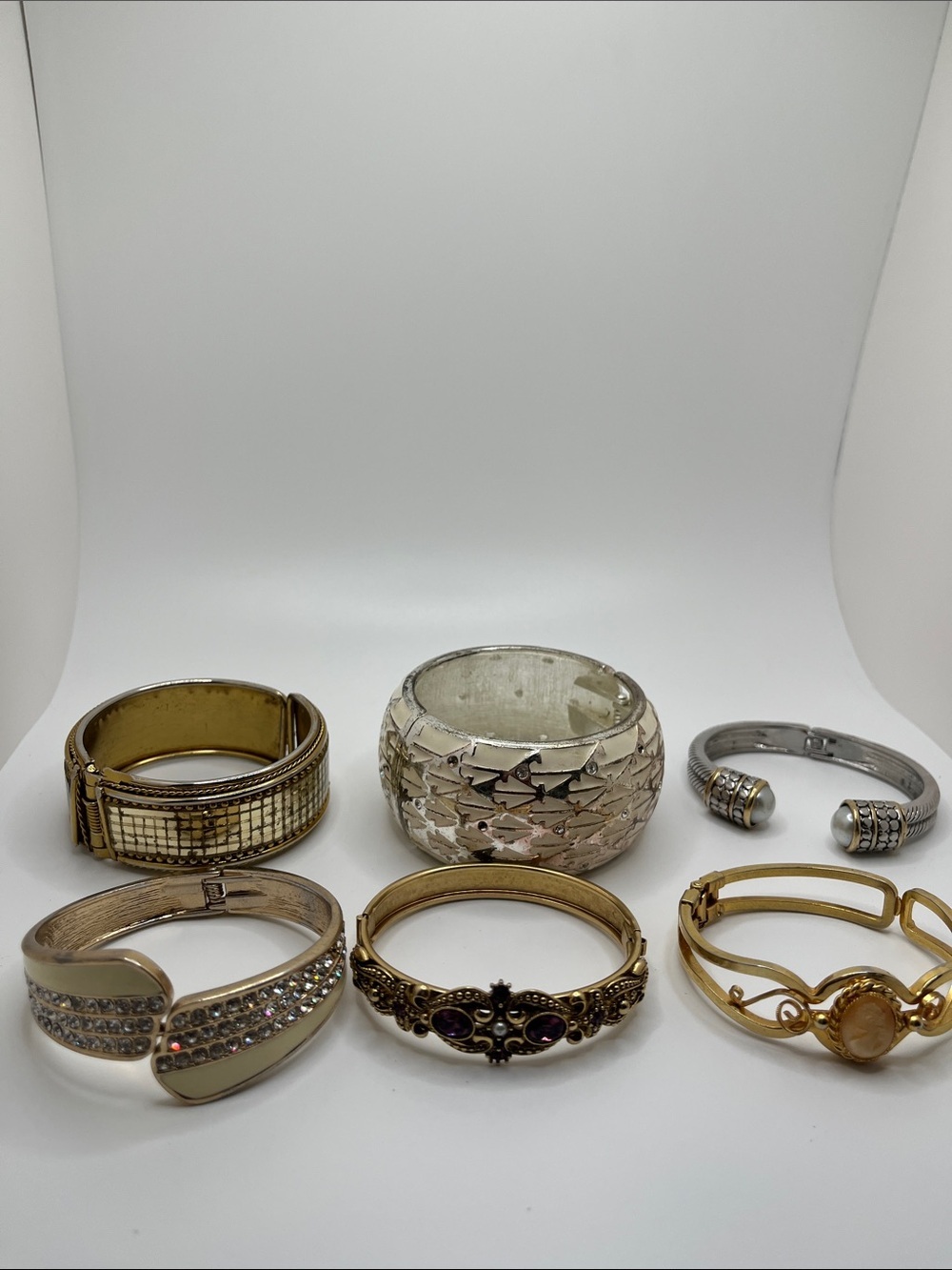 Bundle of 6 Mixed Metal Womens Bangle Bracelet Set in Gold, Silver and Cream